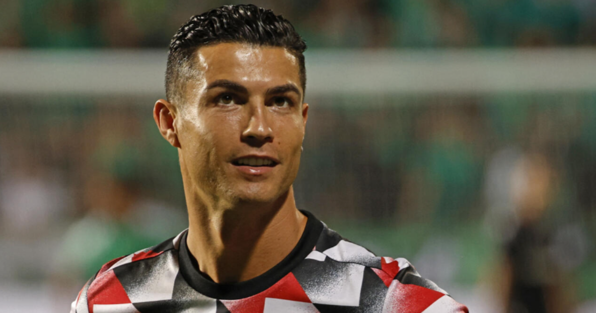 Cristiano Ronaldo showing off his engagement ring with Georgina Rodríguez in 2025