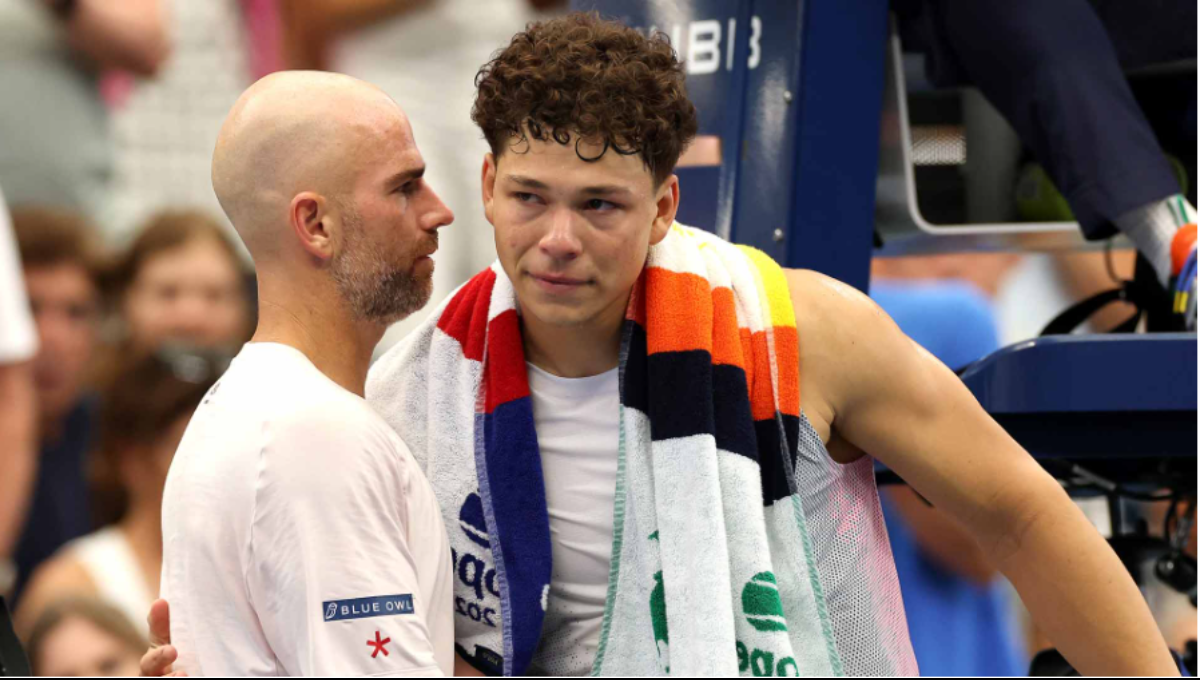 Ben Shelton clutching his left shoulder during the US Open on 