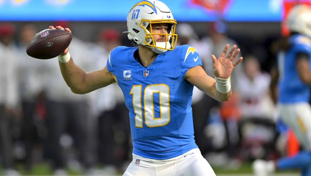 Justin Herbert launches a pass in São Paulo during the 2025 opener