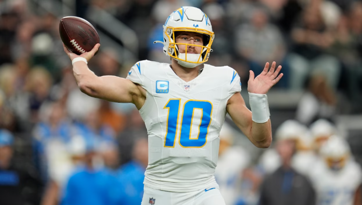 Justin Herbert launches a pass in São Paulo during the 2025 opener