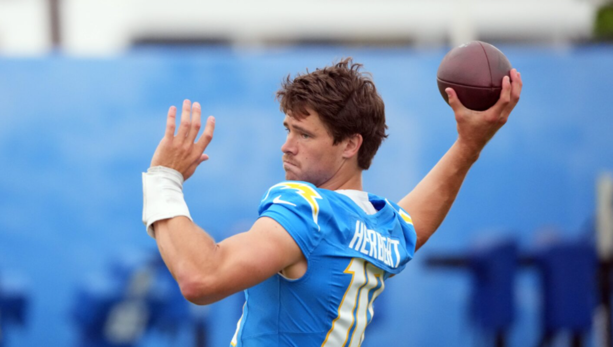 Justin Herbert launches a pass in São Paulo during the 2025 opener
