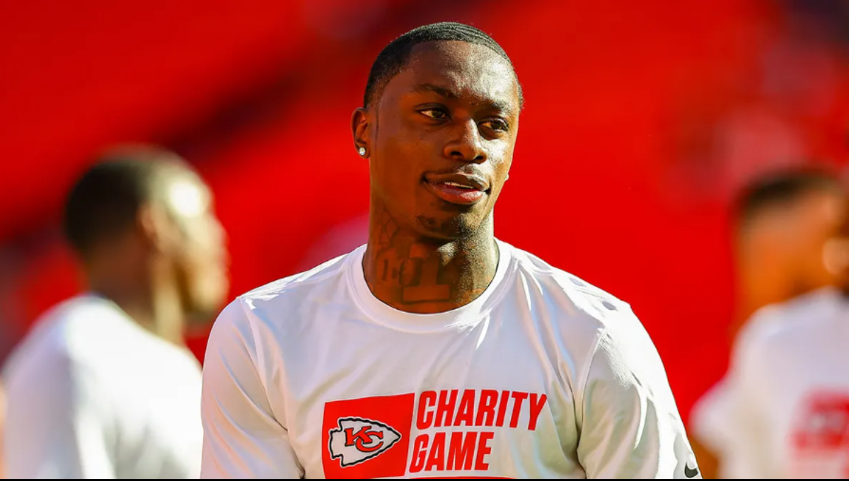 Xavier Worthy injury — Kansas City Chiefs rookie wide receiver walks to the sideline clutching his right shoulder