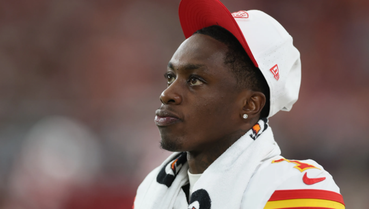 Xavier Worthy injury — Kansas City Chiefs rookie wide receiver walks to the sideline clutching his right shoulder